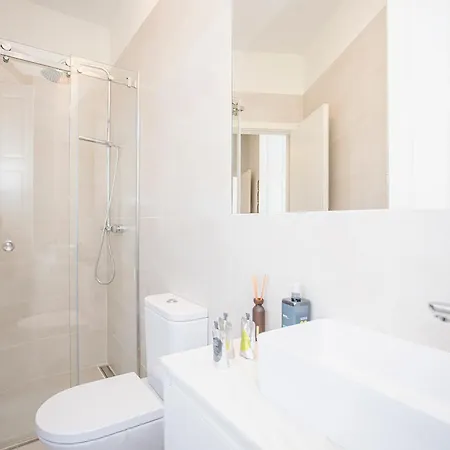 Liiiving In - Aliados Stone Apartment *