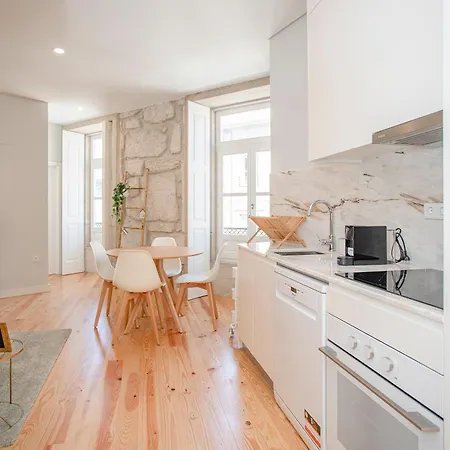 Liiiving In - Aliados Stone Apartment