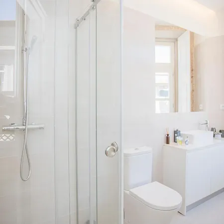 Liiiving In - Aliados Stone Apartment