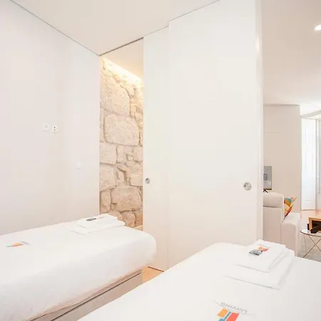 Liiiving In - Aliados Stone Apartment