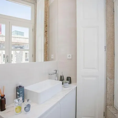 Liiiving In - Aliados Stone Apartment *