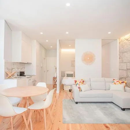 Liiiving In - Aliados Stone Apartment